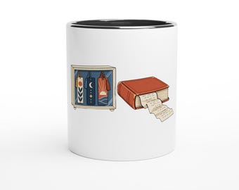 Könnte beinhalten: Ein weißer Keramikbecher mit schwarzem Innenrand, der eine grafische Illustration einer kleinen Vitrine mit drei Lesezeichen mit Himmels- und Pflanzenmotiven sowie ein geschlossenes rotes Buch mit einer herausragenden Papierrolle zeigt.