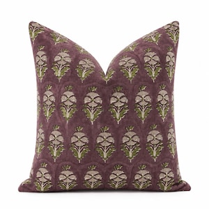 Può includere: Un cuscino quadrato con uno sfondo color prugna intenso e un motivo ripetitivo di fiori stilizzati in beige tenue e verde oliva. Il design floreale è disposto in colonne verticali su tutta la superficie della fodera del cuscino.
