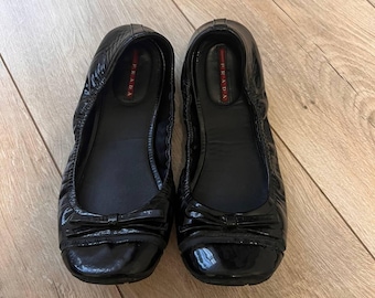 Vintage Prada Black Patent Leather Ballet Flats Size 38 EU Bow Detail Designer Shoes Luxury Preloved Classic Slip On Ballerina Flats
