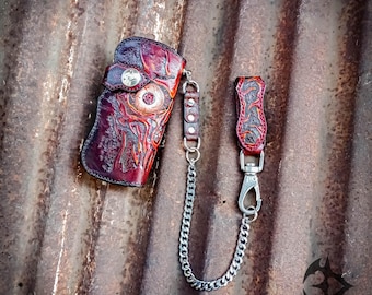 Plånbok med dödskalle i läder, plånbok med bikerkedja, handbearbetad plånbok med dödskalle i läder, handsnidad lång plånbok i läder, plånbok med mörkt tema.