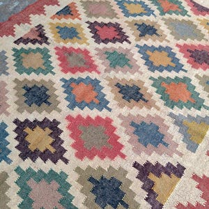 Tappeto Kilim in lana e iuta realizzato a mano / Tappeto geometrico in stile boho-farmhouse, Dhurrie rustico a tessitura piatta per soggiorno, misure personalizzate