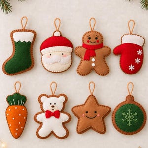 Op de afbeelding: Een set van acht vilten kersthangers met een groene kerstsok, een kerstmangezicht, een peperkoekmannetje met een rode sjaal, een rode want met witte sneeuwvlokken, een oranje wortel, een witte teddybeer met een rode strik, een bruine ster en een groene cirkel met een sneeuwvlok.