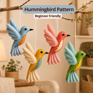 Puede incluir: Cuatro adornos de fieltro con forma de colibrí colgados de una rama. Los pájaros son azules, amarillos, rosas y verdes, con cordones blancos. El texto superior dice Hummingbird Pattern y Beginner Friendly. Cada pájaro tiene pico y ojo negro.