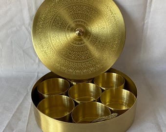 Messing kruidendoosje met binnenvak | Traditioneel keukengerei, ronde keuken met kruidendoos