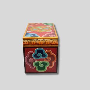 Traditionelle tibetische handbemalte Holzschmuckschatulle mit Buddha & Dharmachakra Designs - Hergestellt in Nepal