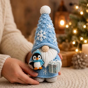 Wzór na szydełkową lalkę krasnala w formacie PDF, sezonowy zestaw krasnala amigurumi, wiosna lato jesień zima do pobrania w wersji cyfrowej zdjęcie 2