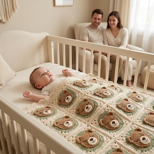 Könnte beinhalten: Eine Häkeldecke für Babys mit einem sich wiederholenden Muster aus quadratischen Motiven, die jeweils ein dreidimensionales braunes Bärengesicht mit geschlossenen Augen und cremefarbener Schnauze auf einem salbeigrünen Kreis zeigen.