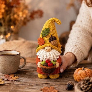 Wzór na szydełkową lalkę krasnala w formacie PDF, sezonowy zestaw krasnala amigurumi, wiosna lato jesień zima do pobrania w wersji cyfrowej zdjęcie 16