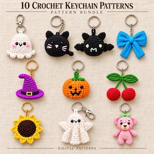 Puede incluir: Una colección de 10 patrones de ganchillo para llaveros titulada 10 Crochet Keychain Patterns Pattern Bundle. La imagen muestra varios artículos tejidos a ganchillo, incluyendo un fantasma blanco, un gato negro, un murciélago negro, un lazo azul, un sombrero de bruja morado, una calabaza naranja, cerezas rojas, un girasol amarillo y un oso rosa.