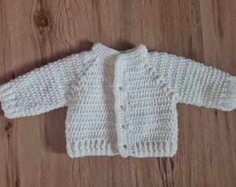 Cárdigan de bebé de ganchillo hecho a mano, unisex, tallas de 0 a 9 meses, con apliques personalizables.