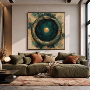 Könnte beinhalten: Ein quadratisches Wandbild, das eine kreisförmige Schlange zeigt, die ihren eigenen Schwanz frisst, ein Ouroboros, das eine zentrale goldene Kugel umgibt. Das Kunstwerk verwendet tiefe Blaugrün-, Dunkelgrün- und Goldtöne mit einem texturierten Hintergrund.