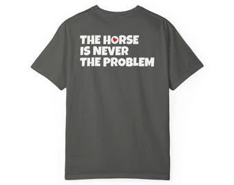Camiseta con el lema "El caballo nunca es el problema" / Camiseta con dicho ecuestre