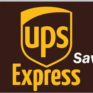 Puede incluir: Un letrero rectangular marrón con esquinas redondeadas que presenta el logotipo del escudo amarillo de UPS. Debajo del escudo, el texto dice Express en letras amarillas grandes, con la palabra Saver en letras blancas más pequeñas a la derecha.