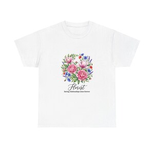 花束のイラストTシャツ｜フローリストスクリプト、ピンクの牡丹