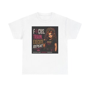 Könnte beinhalten: Ein weißes T-Shirt mit einem Grafikdruck einer Figur mit einer Patronenkronen-Kopfbedeckung, die eine Schusswaffe hält. Der Text lautet: FOCUS. TRAIN. EXECUTE. REPEAT. BRASS QUEEN. DISCIPLINE TODAY. DOMINANCE TOMORROW. Das Design enthält ein Zielsymbol.