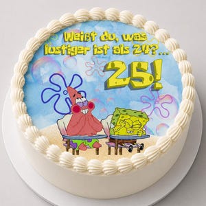 Könnte beinhalten: Ein runder Kuchen mit weißem Frosting-Rand und einem aufgedruckten Bild von Patrick Star und SpongeBob Schwammkopf, die an Schreibtischen sitzen. Der Text lautet "Weißt du, was lustiger ist als 24?... 25!" vor einem blauen Himmel mit Seifenblasen.