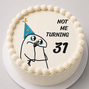 Puede incluir: Un pastel redondo con glaseado blanco y un borde decorativo. La parte superior presenta un dibujo lineal negro de un personaje con un gorro de fiesta azul con estrellas naranjas, cubriéndose la boca. El texto dice NOT ME TURNING 31.
