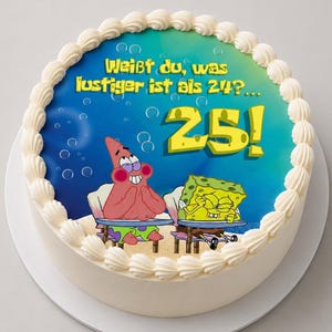 Könnte beinhalten: Ein runder Kuchen mit weißem Frosting-Rand und einem blau-grünen Unterwasser-Hintergrund. Der Kuchen zeigt den Text "Weißt du, was lustiger ist als 24?... 25!" sowie Illustrationen von Patrick Star und SpongeBob Schwammkopf.