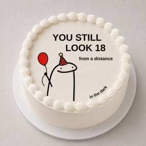 Könnte beinhalten: Ein runder weißer Kuchen mit aufgespritzten Frosting-Rändern. Oben ist eine schwarze Strichzeichnung einer Figur mit Partyhut zu sehen, die einen roten Ballon hält. Der Text lautet: YOU STILL LOOK 18 from a distance in the dark.