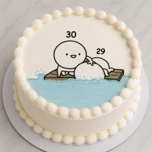Könnte beinhalten: Ein runder weißer Kuchen mit aufgespritzten Sahnerändern und einer zentralen Grafik von zwei Zeichentrickfiguren auf einem Holzfloß in hellblauem Wasser. Die linke Figur ist mit 30 und die rechte Figur mit 29 beschriftet.