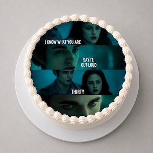 Puede incluir: Un pastel redondo con glaseado blanco decorado en el borde y una imagen comestible impresa en la parte superior. La imagen muestra escenas de la película Twilight con el texto I KNOW WHAT YOU ARE, SAY IT. OUT LOUD y THIRTY sobre los fotogramas.