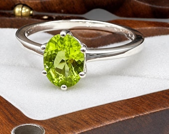 1.33ct Natural VVS Peridot Silver Ring (Ring Size: 7 1/2 US)