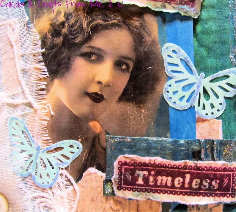 Pode incluir: Uma obra de arte em t&eacute;cnica mista com um retrato vintage de uma mulher com batom escuro. Inclui recortes de borboletas azul claro e a palavra "Timeless". O fundo tem uma colagem de texturas e cores.