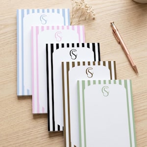 Bloco de notas personalizado com monograma listrado, artigos de papelaria personalizados, bloco de notas personalizado, acessórios de escritório elegantes, presente para professora, presente para ela