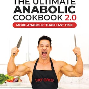 Pode incluir: Uma capa de livro intitulada THE ULTIMATE ANABOLIC COOKBOOK 2.0 MORE ANABOLIC THAN LAST TIME. Mostra uma pessoa musculosa vestindo um avental preto com o texto CHEF GREG em vermelho, segurando duas facas de cozinha com os braços levantados.