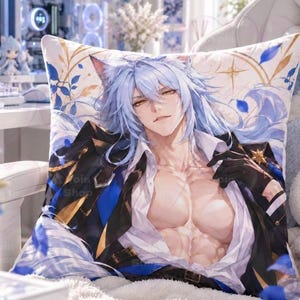 Puede incluir: Un cojín decorativo cuadrado con una ilustración impresa de un personaje con cabello largo de color azul claro, orejas de animal y ojos dorados. El personaje viste una camisa blanca abierta y una chaqueta negra con detalles azules y dorados.