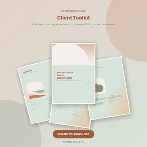 Op de afbeelding: Een 10-pagina tellend coachingwerkboek getiteld The Grounded Coach Client Toolkit, gepresenteerd als een printbare PDF. Het document bevat een kleurenpalet van saliegroen en beige met abstracte vormen, gestructureerde tekstvelden en coachingvragen.