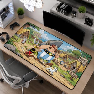 Può includere: Un tappetino da scrivania rettangolare con una colorata illustrazione a fumetti di Asterix e Obelix che camminano attraverso un villaggio. Obelix trasporta una grande pietra grigia sulla schiena, mentre un piccolo cane bianco corre vicino. Un cartello in legno riporta Village Gaulois.