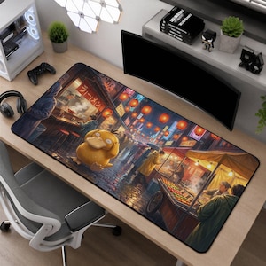 Peut inclure: Un tapis de bureau rectangulaire présentant une illustration détaillée d'un personnage Psyduck jaune debout sur une rue pavée humide dans un marché nocturne animé avec des lanternes rouges, des stands de nourriture et du texte japonais.