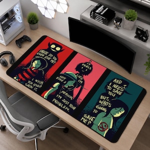 Può includere: Un tappetino da scrivania rettangolare con tre pannelli verticali che presentano illustrazioni a fumetti e testo. I pannelli mostrano personaggi su sfondi rossi, rosa e verde acqua con citazioni come "Daddy, do you even love me?" e "I'm just your problem."
