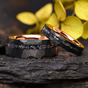 Schwarzes Wolframring-Set mit Meteoriteneinlage und Roségold-Innenseite – Eheringe, personalisierte Jubiläumsringe