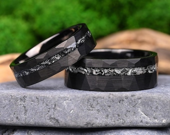 Gegraveerde, gehamerde ringenset van zwart wolfraam met meteorietinleg – 8 mm & 6 mm