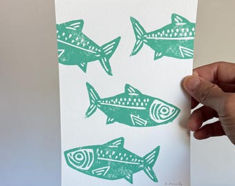 Handgemaakte linoleumsnede met groene vis, decoratie voor een strandhuis, schattige decoratie voor een kinderkamer in kuststijl, muurdecoratie voor de badkamer, boho-cadeau voor een huis aan het meer