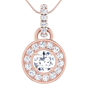 Può includere: Un ciondolo in oro rosa con una pietra preziosa centrale rotonda e trasparente circondata da un alone di pietre rotonde più piccole. Il ciondolo circolare è sospeso a una contromaglia verticale incastonata con una fila di pietre.