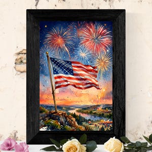 Può includere: Una stampa incorniciata in stile acquerello che raffigura la bandiera americana che sventola su un'asta in cima a una scogliera rocciosa. Lo sfondo presenta un cielo notturno vibrante pieno di fuochi d'artificio, un fiume e una folla.