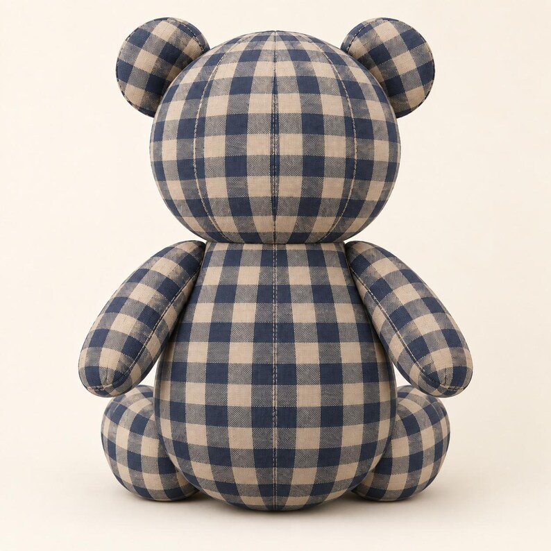 Puede incluir: Un oso de peluche relleno con un patr&oacute;n cl&aacute;sico de cuadros vichy en azul marino y beige. La figura de felpa tiene una cabeza redonda con dos orejas peque&ntilde;as, un cuerpo esf&eacute;rico grande, dos brazos extendidos y dos piernas en posici&oacute;n sentada.