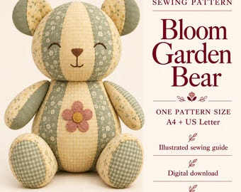 Puede incluir: Un patrón de costura para un oso de peluche titulado Bloom Garden Bear. El oso está hecho de paneles alternos de tela de cuadros vichy verde salvia y amarilla con pequeños estampados florales. Tiene una flor de fieltro rosa en el pecho y ojos bordados.
