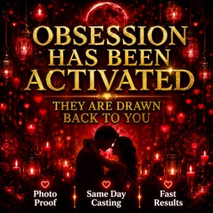 Op de afbeelding: Een digitale afbeelding met een donkerrode achtergrond, hangende lantaarns en het silhouet van een koppel. De tekst luidt: OBSESSION HAS BEEN ACTIVATED, THEY ARE DRAWN BACK TO YOU, Photo Proof, Same Day Casting en Fast Results met hartjes.