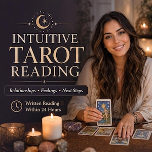 Op de afbeelding: Een digitale afbeelding met de tekst INTUITIVE TAROT READING, Relationships • Feelings • Next Steps, en Written Reading Within 24 Hours. Een persoon houdt de tarotkaart De Ster vast boven een houten tafel met brandende kaarsen en tarotkaarten.