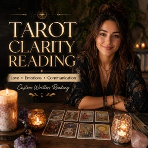 Może przedstawiać: Usługa czytania tarota z tekstem TAROT CLARITY READING, Love • Emotions • Communication oraz Custom Written Reading. Obraz przedstawia osiem kart tarota ułożonych na drewnianej powierzchni wraz z dwiema zapalonymi świecami i kryształami.