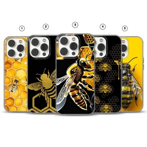 Könnte beinhalten: Fünf Smartphone-Hüllen in einer Reihe, jede mit Bienen- und Wabenmotiven. Die Hüllen zeigen verschiedene künstlerische Interpretationen von Bienen, von goldenen Wabenmustern bis hin zu detaillierten Illustrationen auf schwarzem und gelbem Hintergrund.