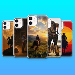 Könnte beinhalten: Fünf transparente Smartphone-Hüllen mit Western-Motiven. Die Designs zeigen einen Cowboy auf einem Pferd bei Sonnenuntergang, in einer dunklen Scheune mit Laterne, beim Reiten durch eine Berglandschaft und einen Cowboy in einer Stadt.