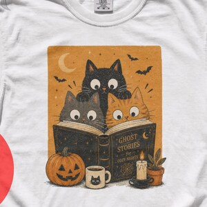 Maglietta Cozy Cat Book Club, maglietta con storie di fantasmi, maglietta grafica spettrale per lettori, maglione vintage con gatto per Halloween, regalo per amanti dei libri per l'autunno