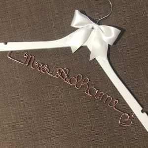 Wunderschöne hängende Herz Detail personalisiert oder MRS Hochzeit Kleiderbügel mit großem Bogen, das perfekte Geschenk für Bräute und Brautjungfern oder Brautparty.