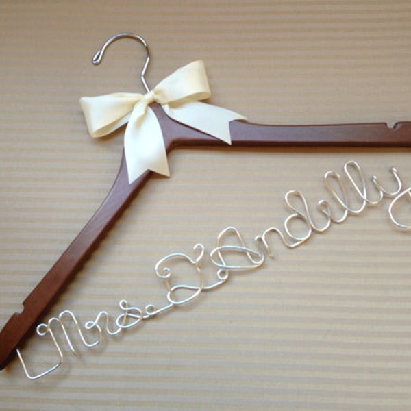 Gorgeous personalised apostrophe surname wedding hanger with larger bow for that extra statement. Perfect for Bridal Showers.