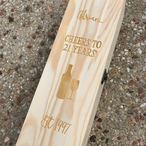 Edel besonderen Geburtstag Holz Weinkiste für Sie & ihn mit Ihren kundenspezifischen Angaben. Fügen Sie auch spezielle Nachricht mit Namen und Datum. Das perfekte Geschenk.